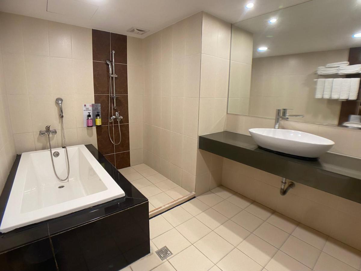 Bonjour Hotel Тайджун Екстериор снимка